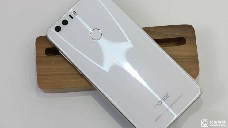 榮耀8上手體驗(yàn)評(píng)測(cè)：雙玻璃能否突圍金屬時(shí)代?