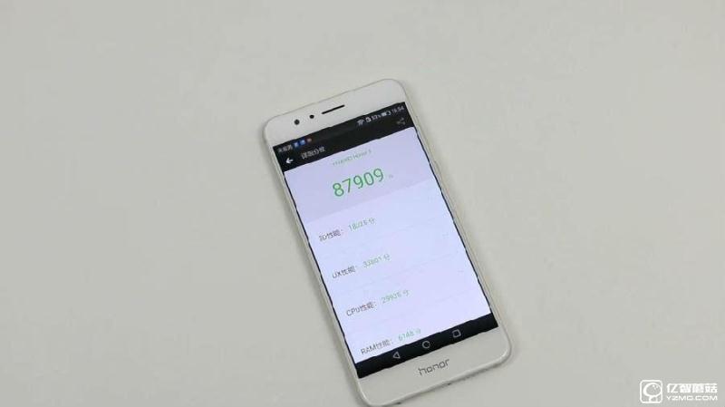 榮耀8上手體驗(yàn)評(píng)測(cè)：雙玻璃能否突圍金屬時(shí)代?