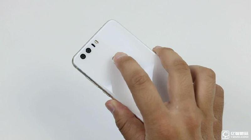 榮耀8上手體驗(yàn)評(píng)測(cè)：雙玻璃能否突圍金屬時(shí)代?