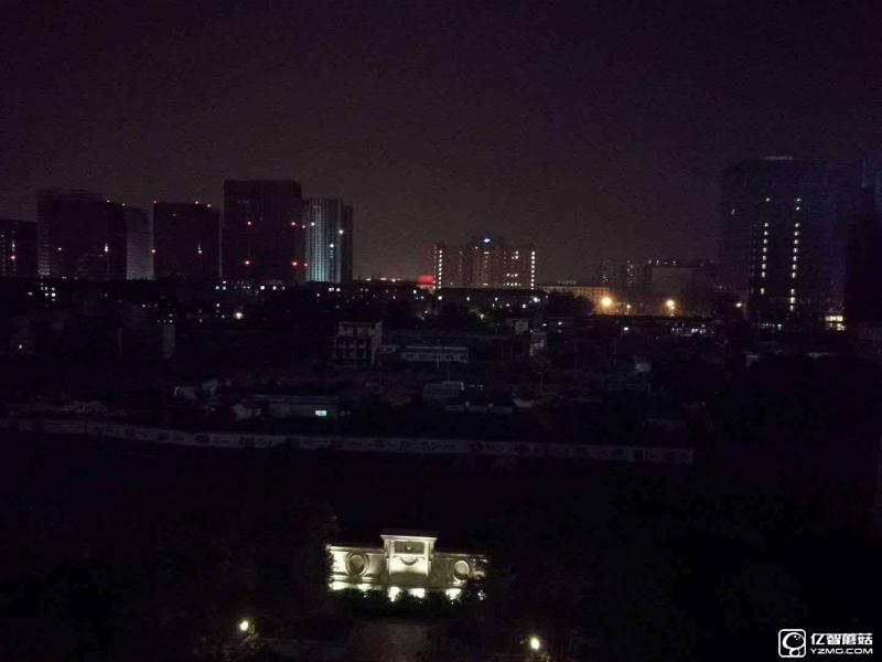 榮耀8上手體驗(yàn)評(píng)測(cè)：雙玻璃能否突圍金屬時(shí)代?