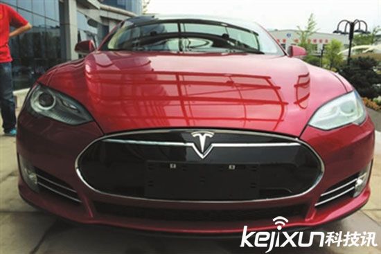 特斯拉電動汽車 緊急呼叫支援兵完善無人駕駛！