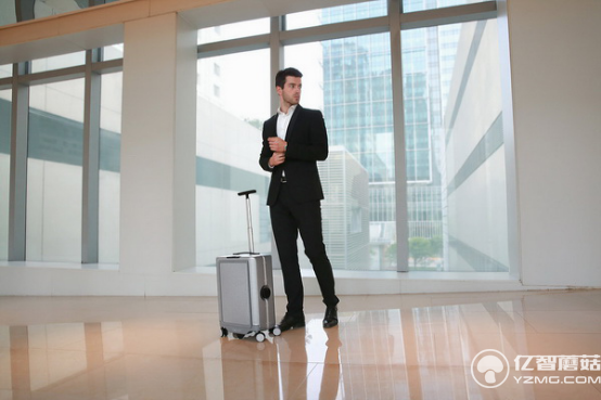 Cowarobot R1智能拉桿箱忠犬上身  走到哪里跟到哪里