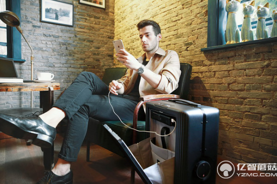 Cowarobot R1智能拉桿箱忠犬上身  走到哪里跟到哪里