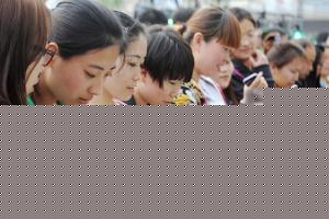 整天手機(jī)不離身 是改變了生活還是“病入膏肓”？