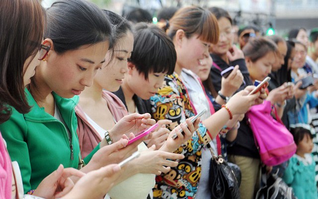 整天手機(jī)不離身 是改變了生活還是“病入膏肓”?