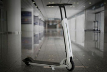 可折疊電動滑板車 邊踩邊充電