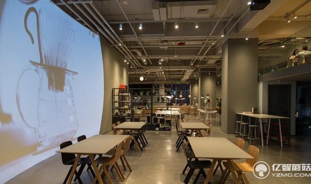 這難道就是傳說中的智能咖啡店？哪哪都是自動(dòng)的