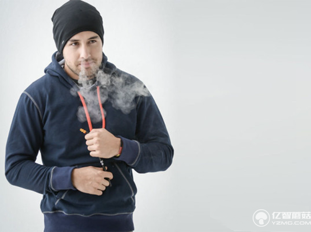 如何抽煙才能彰顯高逼格?藏在衣服里抽