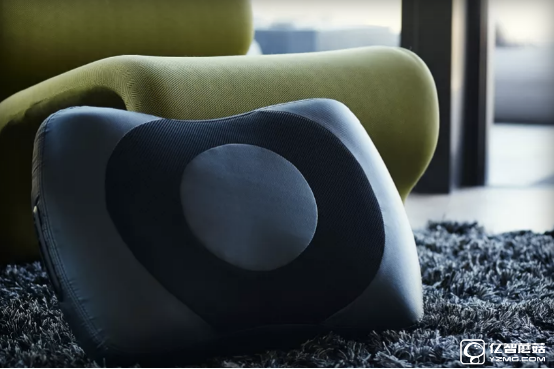 這個智能枕頭同時也是充電寶 還能放音樂