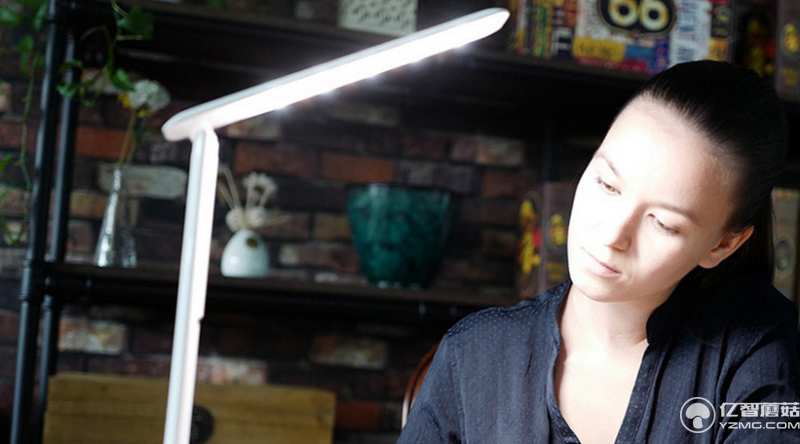 REMAX折疊護眼臺燈：路遙知馬力日久見燈芯