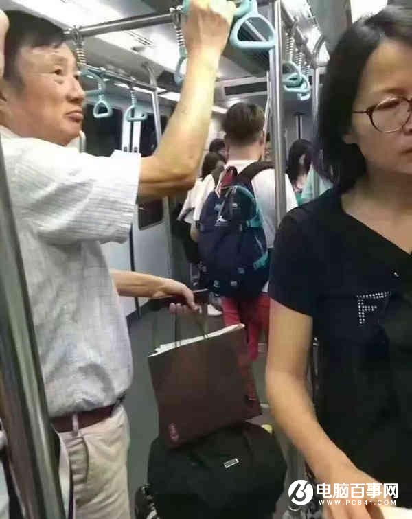 低調!華為創始人任正非自己提行李擠車廂