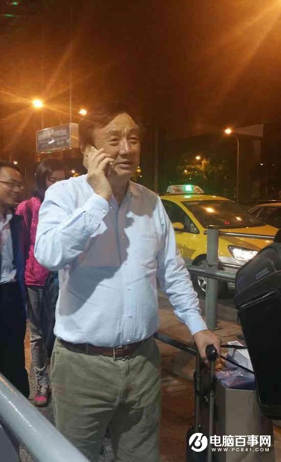 低調!華為創始人任正非自己提行李擠車廂