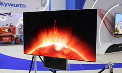 創維驚艷亮相IFA展會  創維雙面OLED顯示屏內外兼修