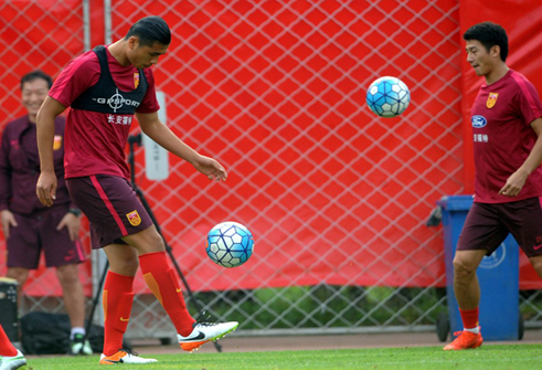 國足沈陽備戰下場同伊朗比賽 隊員訓練身上所穿內衣是什么？