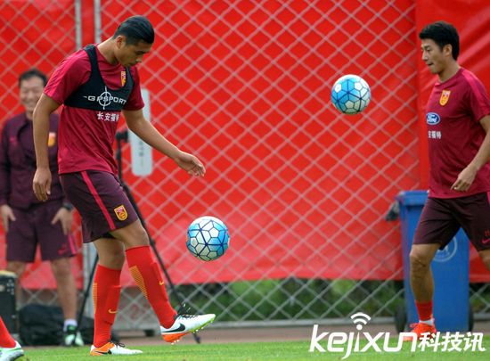國足沈陽備戰(zhàn)下場同伊朗比賽 隊(duì)員訓(xùn)練身上所穿內(nèi)衣是什么？