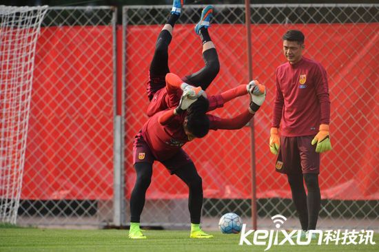 國足沈陽備戰(zhàn)下場同伊朗比賽 隊(duì)員訓(xùn)練身上所穿內(nèi)衣是什么？