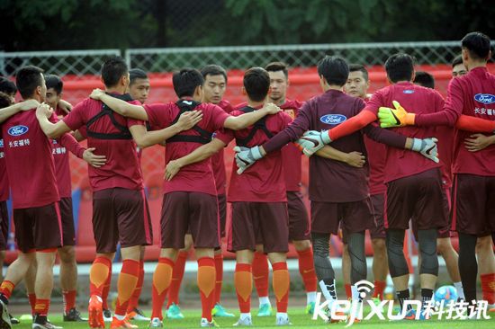 國足沈陽備戰下場同伊朗比賽 隊員訓練身上所穿內衣是什么?