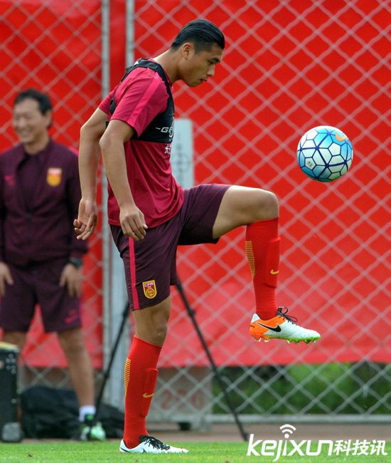 國足沈陽備戰下場同伊朗比賽 隊員訓練身上所穿內衣是什么?