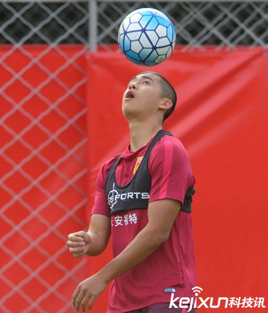 國足沈陽備戰下場同伊朗比賽 隊員訓練身上所穿內衣是什么?