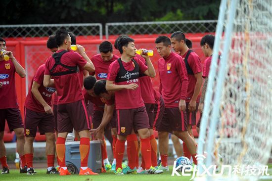 國足沈陽備戰下場同伊朗比賽 隊員訓練身上所穿內衣是什么?