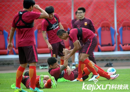 國足沈陽備戰下場同伊朗比賽 隊員訓練身上所穿內衣是什么?