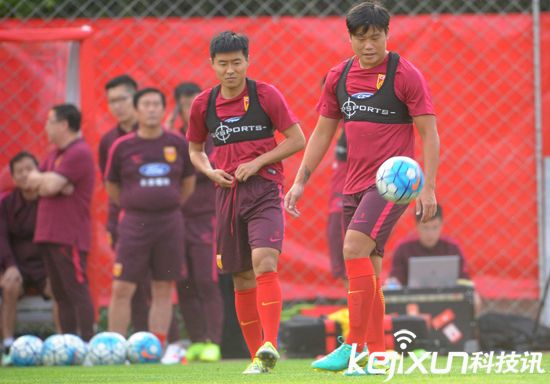 國足沈陽備戰下場同伊朗比賽 隊員訓練身上所穿內衣是什么?