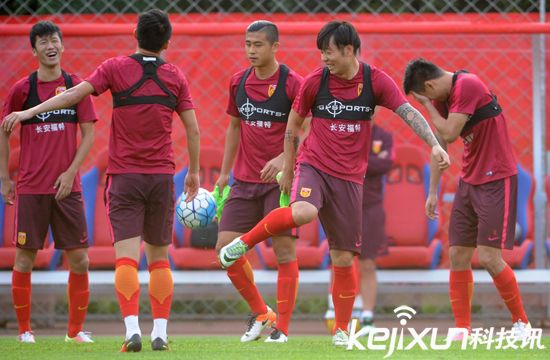 國足沈陽備戰下場同伊朗比賽 隊員訓練身上所穿內衣是什么?