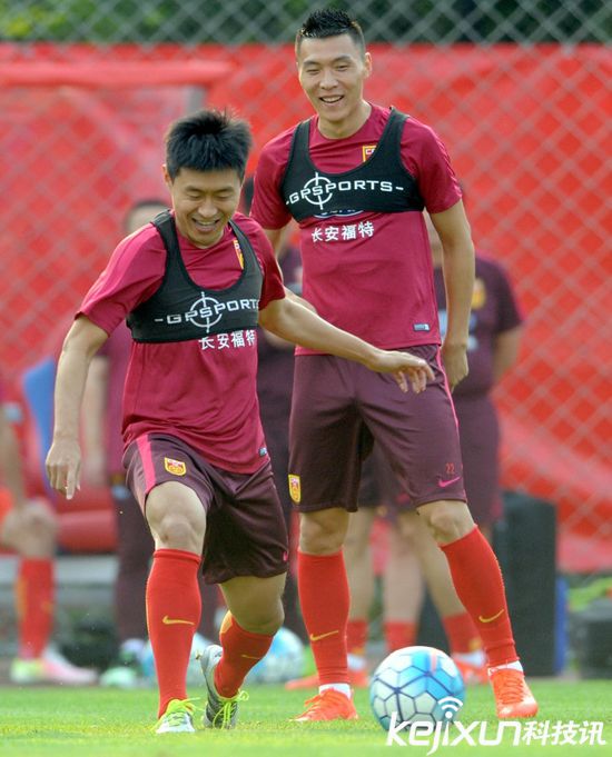 國足沈陽備戰下場同伊朗比賽 隊員訓練身上所穿內衣是什么？