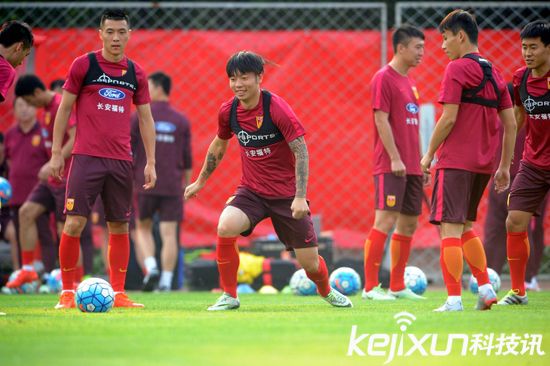 國足沈陽備戰下場同伊朗比賽 隊員訓練身上所穿內衣是什么？