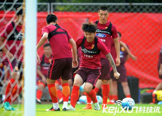 國足沈陽備戰下場同伊朗比賽 隊員訓練身上所穿內衣是什么？