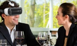 戴VR頭盔吃東西會感覺食物更香？腦洞真大