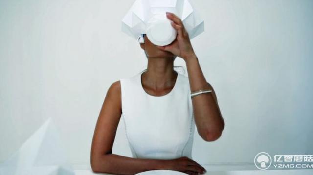 腦洞真大!戴VR頭盔吃東西會覺得食物更香?