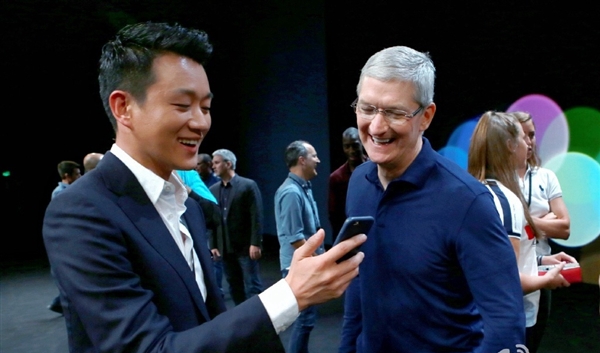 iPhone7發布會邀請唯一中國明星:蘋果總部門前啃蘋果