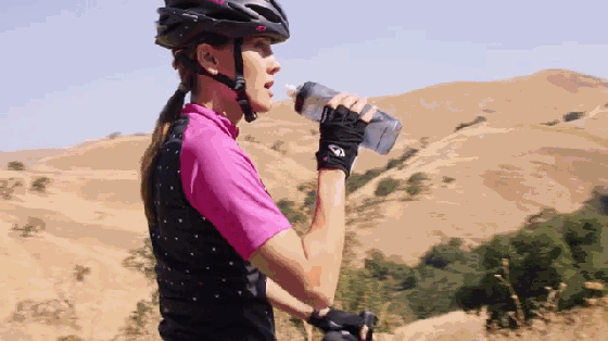 這個手環不僅能追蹤運動 還能叫你補充水分