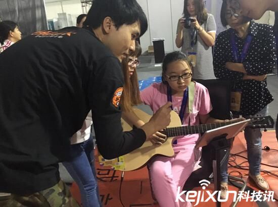 MTA天漠音樂節(jié)樂迷現(xiàn)場(chǎng)體驗(yàn)Geek智能吉他魅力