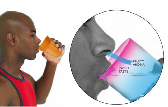 團(tuán)隊(duì)經(jīng)過(guò)長(zhǎng)時(shí)間研發(fā)，制作出會(huì)散發(fā)暗示味覺(jué)香氣的塑膠杯。