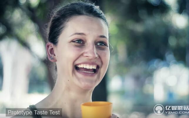 他們也進(jìn)行了街頭實(shí)驗(yàn)，請(qǐng)路人用『The Right Cup』 試喝裝著白開(kāi)水的「飲料」，結(jié)果他們都紛紛表示很神奇。