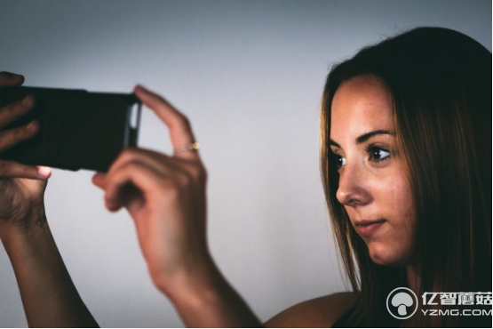 想要補妝更輕松? 看看這款輕薄的保護套