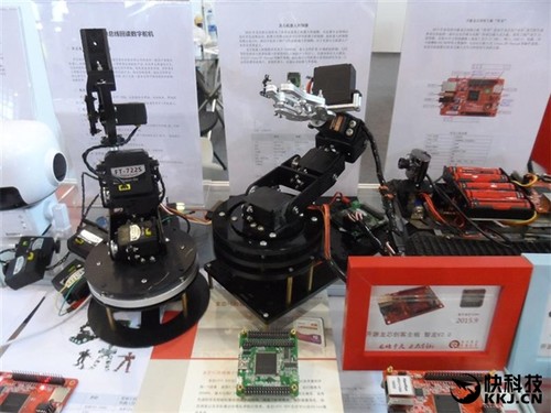 國產(chǎn)核心科技!龍芯機器人控制器首次亮相