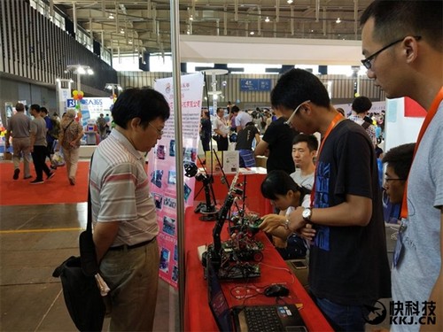 國產(chǎn)核心科技!龍芯機器人控制器首次亮相