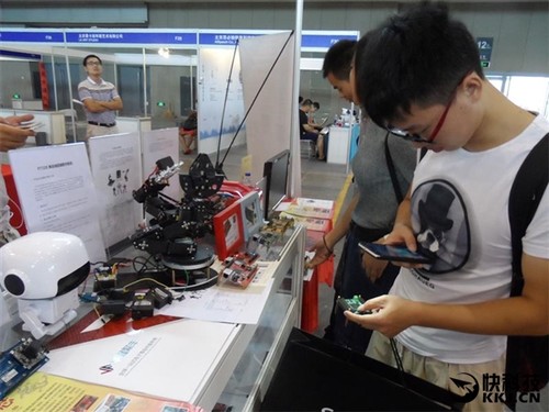 國產(chǎn)核心科技!龍芯機器人控制器首次亮相