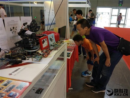 國產(chǎn)核心科技!龍芯機器人控制器首次亮相