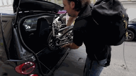 這是一輛號稱能自發電的折疊電動自行車