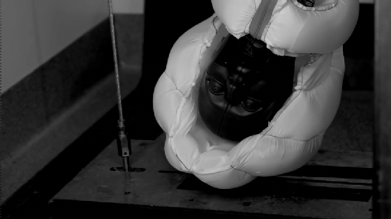 這頭盔平時可以藏在衣領里 撞車就彈出安全氣囊