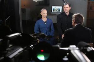 美國王牌主持人采訪了一個機器人 他倆談笑風生