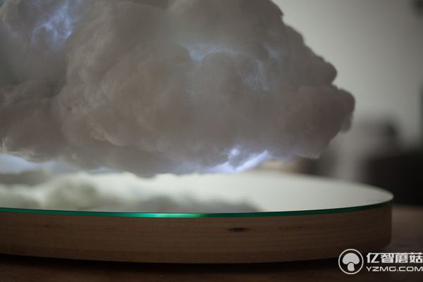 這個藍牙音箱長得像朵云 而且真的能“飄”起來