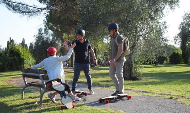 最輕的折疊電動(dòng)滑板能塞進(jìn)包里 續(xù)航15公里