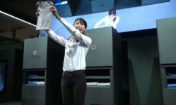 全自動疊衫機Laundroid 1：10分鐘疊完一件讓人著急