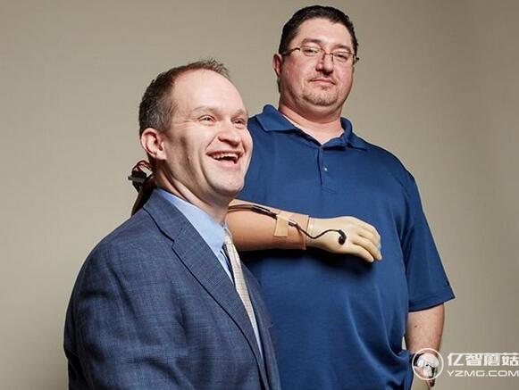 暖心！智能假肢讓截肢者重獲手心的溫度 