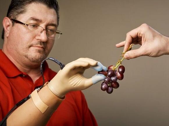 暖心！智能假肢讓截肢者重獲手心的溫度 